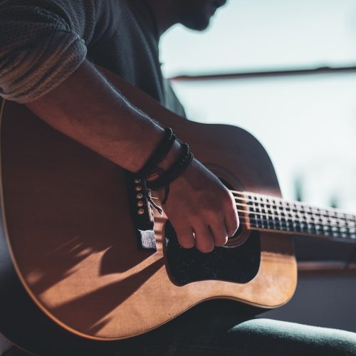 Descubra os bastidores do mundo sertanejo